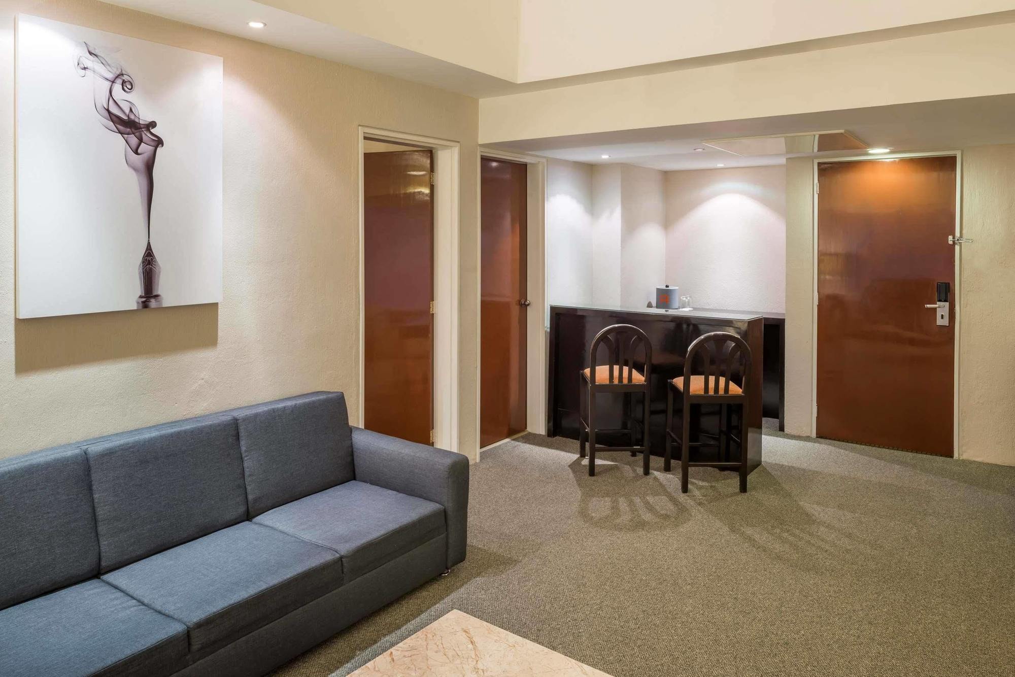Hotel Plaza Genova Centro Гуадалахара Екстериор снимка
